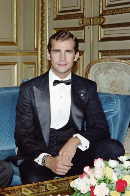 Sobre estas líneas, el entonces príncipe de Asturias en París en 1997. A la izquierda, con la reina Letizia y su hija la princesa Leonor