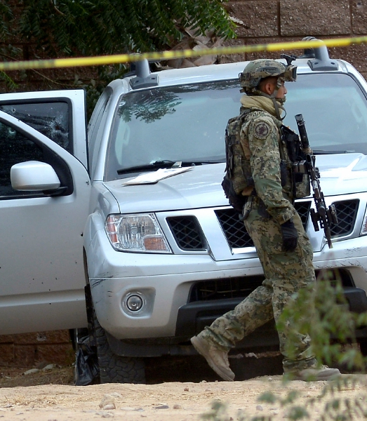 Un militar en el sitio de un enfrentamiento en Sinaloa, cuna del cártel del mismo nombre. Estados Unidos sancionó a tres integrantes por lavado de dinero