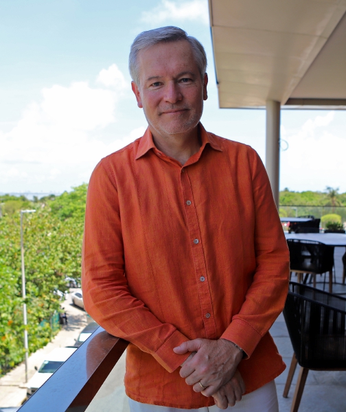 El embajador de la Unión Europea (UE) en México, Gautier Mignot, durante una entrevista en Cancún. A la derecha, el gerente regional México Centroamérica del Banco de Desarrollo de América Latina CAF, René Orellana Halkyer