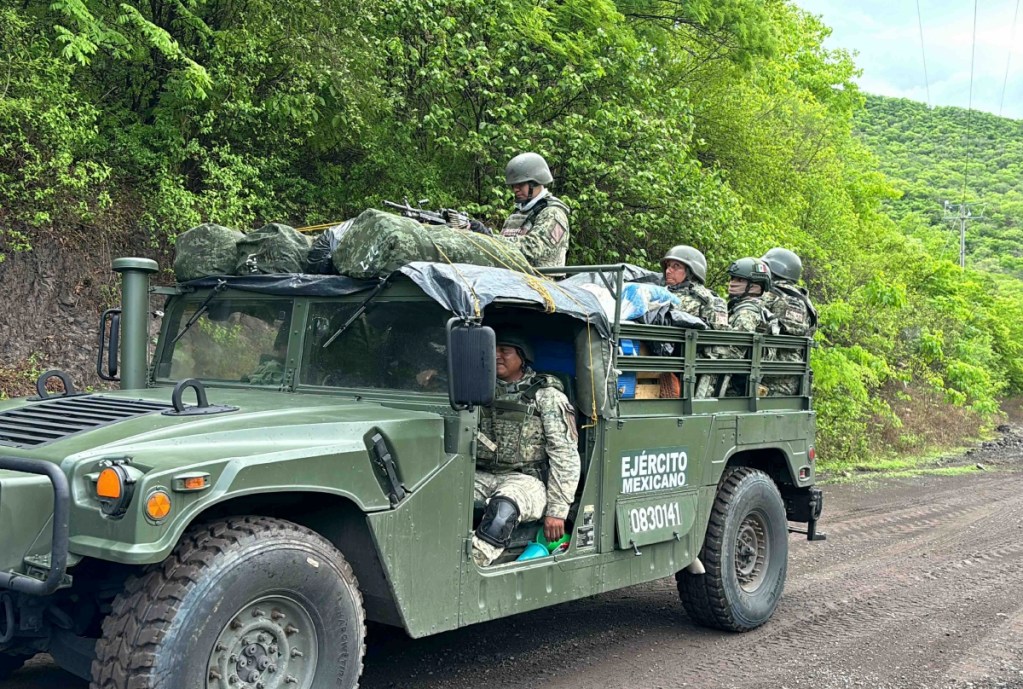 Rondín de soldados en Michoacán, estado que afronta una ola de violencia por disputas de los cárteles del narcotráfico