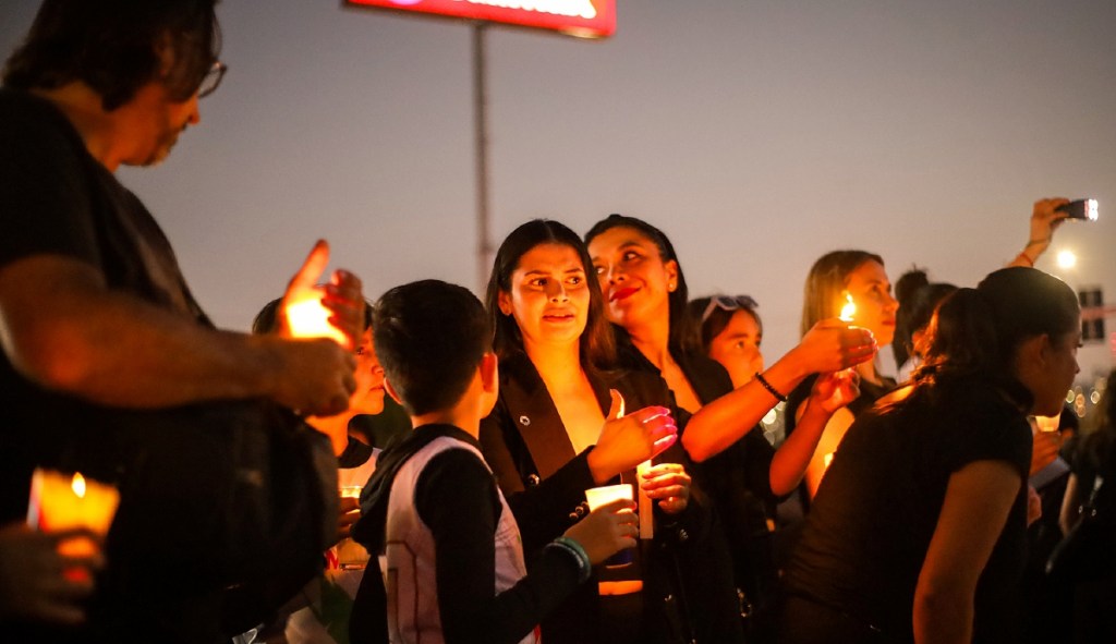 Tijuanenses participan en una vigilia para exigir el alto a la violencia que padece la frontera mexicana