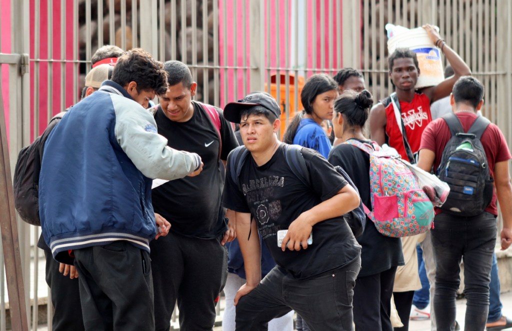 Cada vez más migrantes llegan a los albergues en Tapachula, Chiapas, donde son atendidos ante la omisión de las autoridades federales, según denuncian activistas. A la izquierda, una patrulla fronteriza de Estados Unidos realiza operativos en la frontera con México, en Ciudad Juárez, Chihuahua