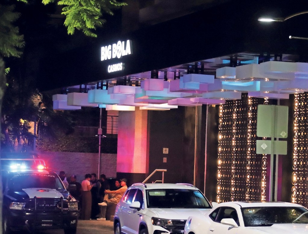 Sujetos armados con rifles dispararon y mataron a dos personas en el lujoso casino Big Bola, en Puebla