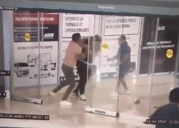 VIDEO: Agresión a Chofer de Uber en el Aeropuerto de Cancún: «Taxistas» Involucrados