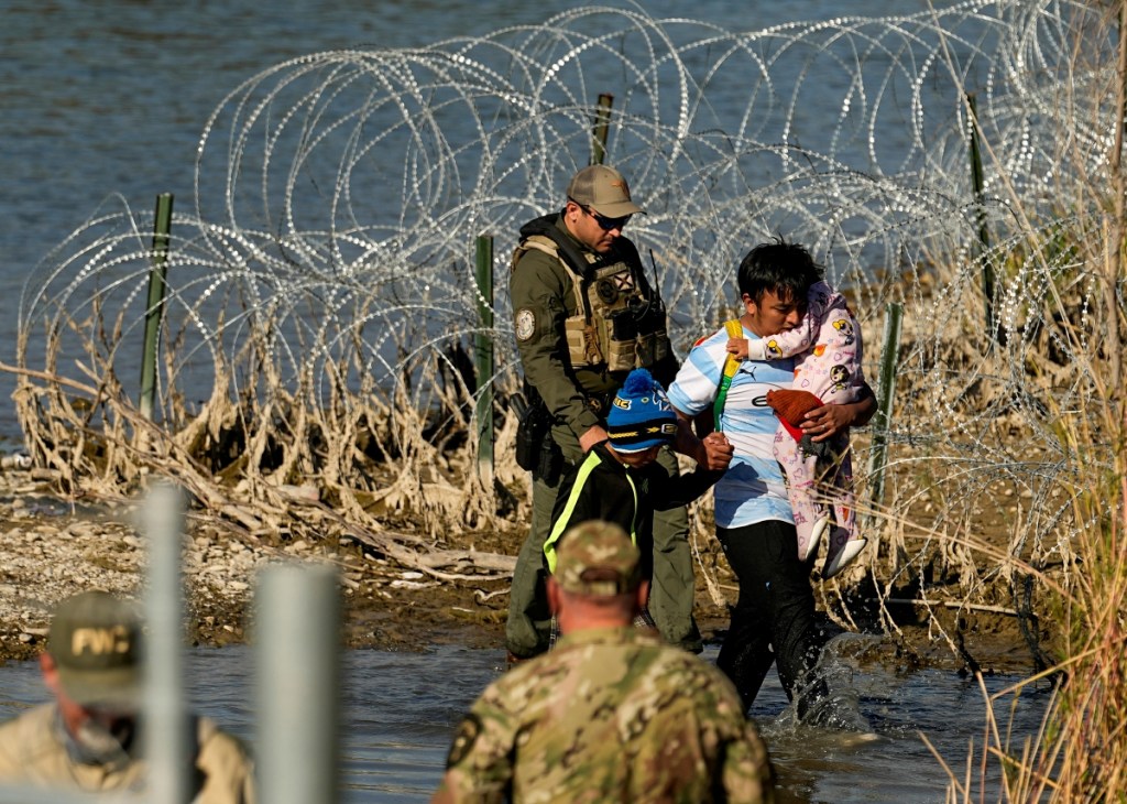 Tres migrantes son detenidos en la frontera entre Texas y México