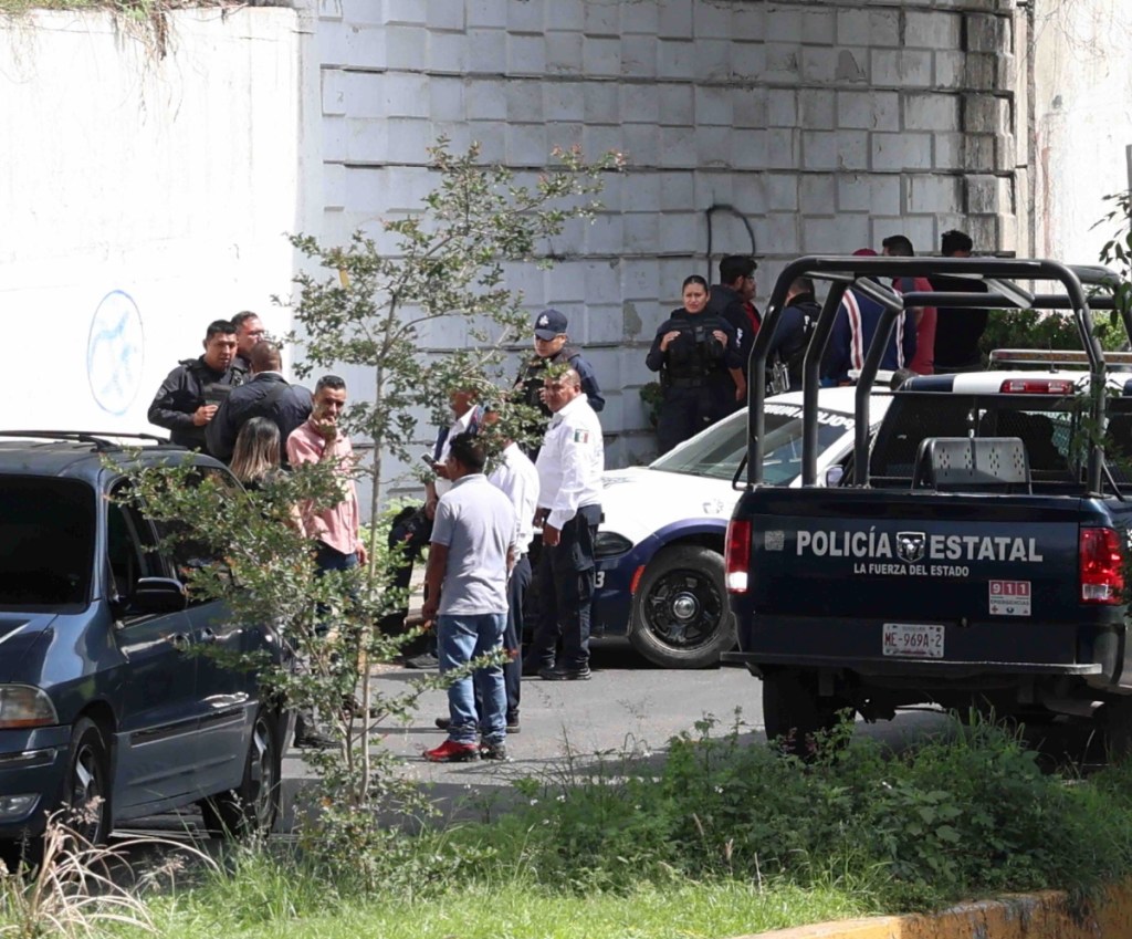 Una mujer que caminaba por la calle fue asesinada por sujetos que circulaban en una motocicleta, en Cuautitlán Izcalli, Estado de México. Ante la ola de violencia, la Iglesia católica exhortó a respetar la vida