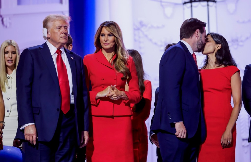 El candidato presidencial Donald Trump, su esposa Melania; su compañero de fórmula a la vicepresidencia, JD Vance, y su esposa Usha