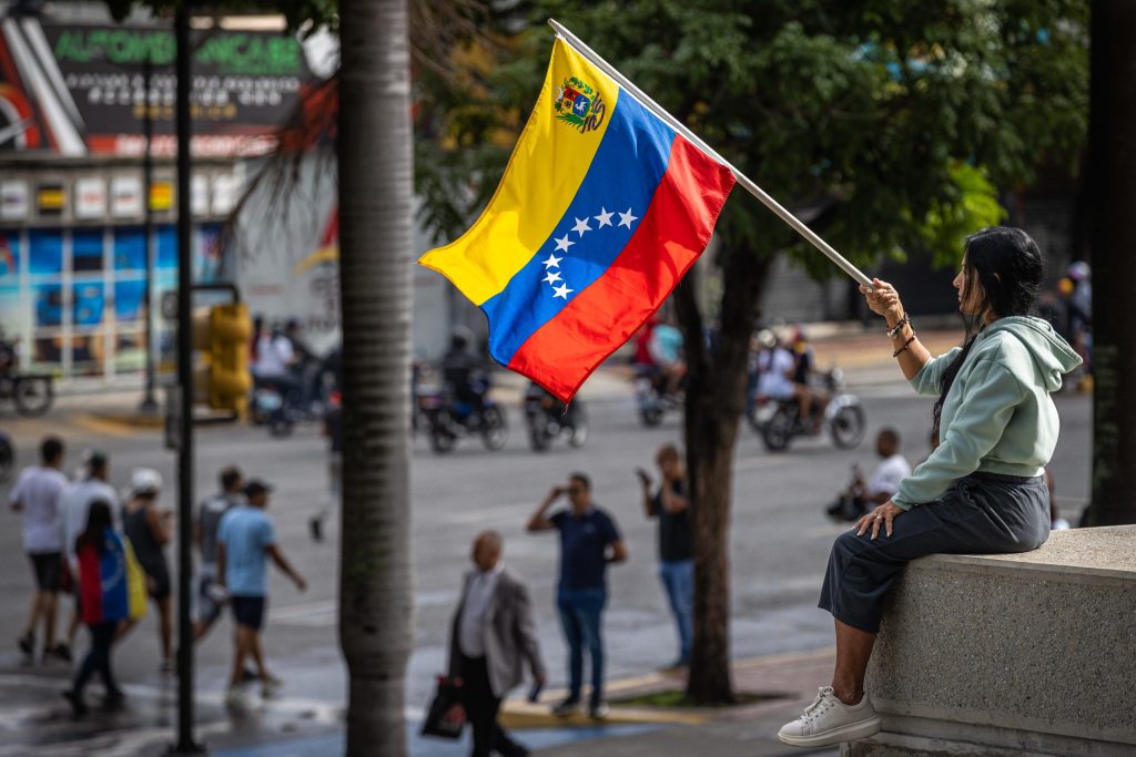 Cientos de personas protestan en Venezuela contra la reelección de Nicolás Maduro derribando la estatua de Hugo Chávez