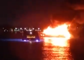 VIDEO: Embarcación en Isla Mujeres Estalla en Llamas Tras Explosiones: Servicios de Emergencia Actúan Rápidamente