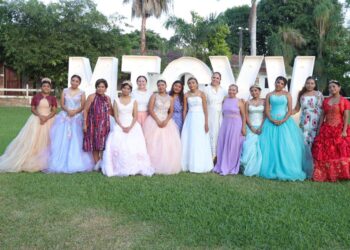 Autoridades de Cancún Celebran Tradiciones con Fiesta de XV Años Colectiva para Jóvenes