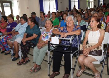 Premian a 10 adultos mayores destacados en Cancún en el Día Nacional