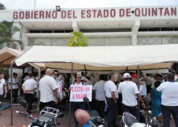 Taxistas de Cancún exigen regulación de Uber y ajuste de tarifas en masiva marcha