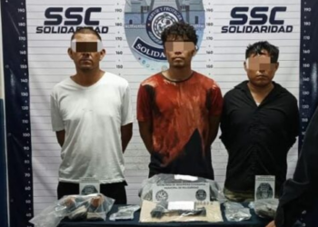 Tres detenidos en Playa del Carmen con arma de fuego y droga en una Van de trasnporte público