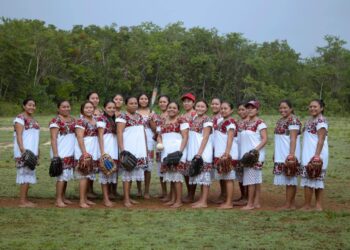 Mara Lezama Destaca Beneficios del Tren Maya y Presenta al Equipo de Sóftbol “Las Diablillas de Hondzonot” en Conferencia Presidencial