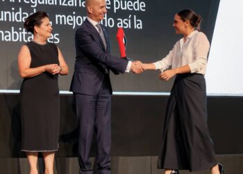 Ana Paty Peralta Recibe Premio Nacional por Mejorar la Calidad de Vida y Regularizar Colonias en Cancún