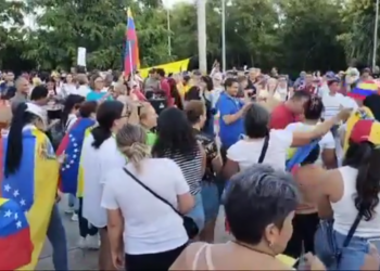 Venezolanos en Quintana Roo Exigen Justicia Electoral y Democracia en Protesta Global