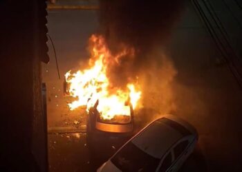 Incendio de Automóvil en Playa del Carmen Tras Colisión con Taxi; Sin Lesionados Graves