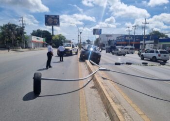 Camioneta Choca y Derriba Poste en la Avenida José López Portillo