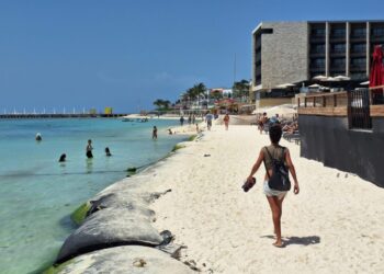 Hotel Grand Hyatt Denunciado por Extracción de Arena en Playa del Carmen: Autoridades en Desacuerdo con Autorización de Semarnat