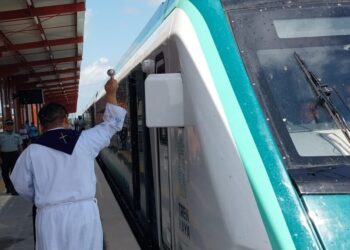 Párroco bendice vagones del Tren Maya en la estación recién inaugurada de Nuevo Xcan