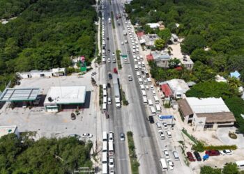 Taxistas de Tulum se manifiestan y paralizan tráfico; exigen atención a sus demandas