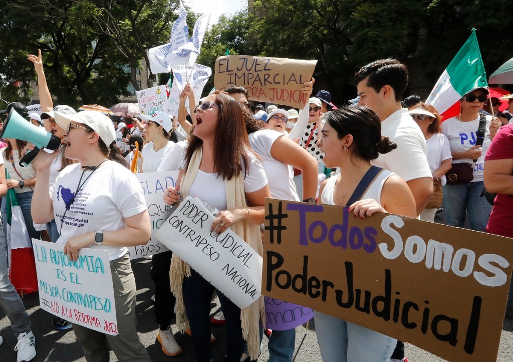Trabajadores del poder judicial en una protesta realizada el domingo 25 de agosto contra la reforma impulsada por el gobierno de Andrés Manuel López Obrador (Foto de EFE)