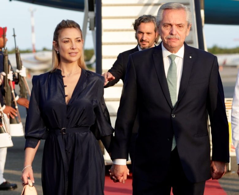 El entonces presidente de Argentina Alberto Fernández, y su expareja, Fabiola Yáñez, a su llegada al Aeropuerto Las Américas, en Santo Domingo, República Dominicana, el 24 de abril de 2023. A la derecha, fotografía del rostro de la ex primera dama que se dio a conocer en días pasados tras una denuncia