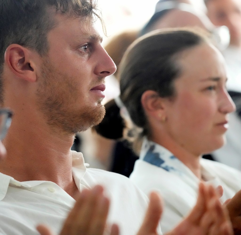 El medallista de oro en windsurf Tom Reuveny y la ciclista Rotem Gafinovitz, en una ceremonia por el asesinato de 11 deportistas israelíes en Múnich de 1972