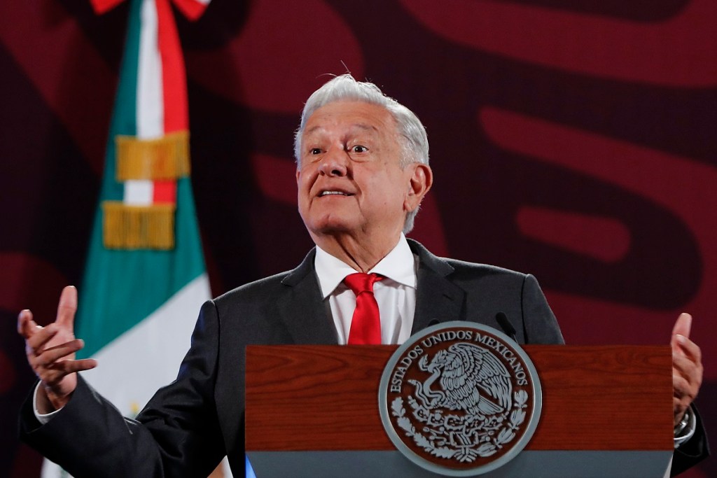 El presidente Andrés Manuel López Obrador habla durante su rueda de prensa matutina de este viernes 9 de agosto (Foto de EFE)