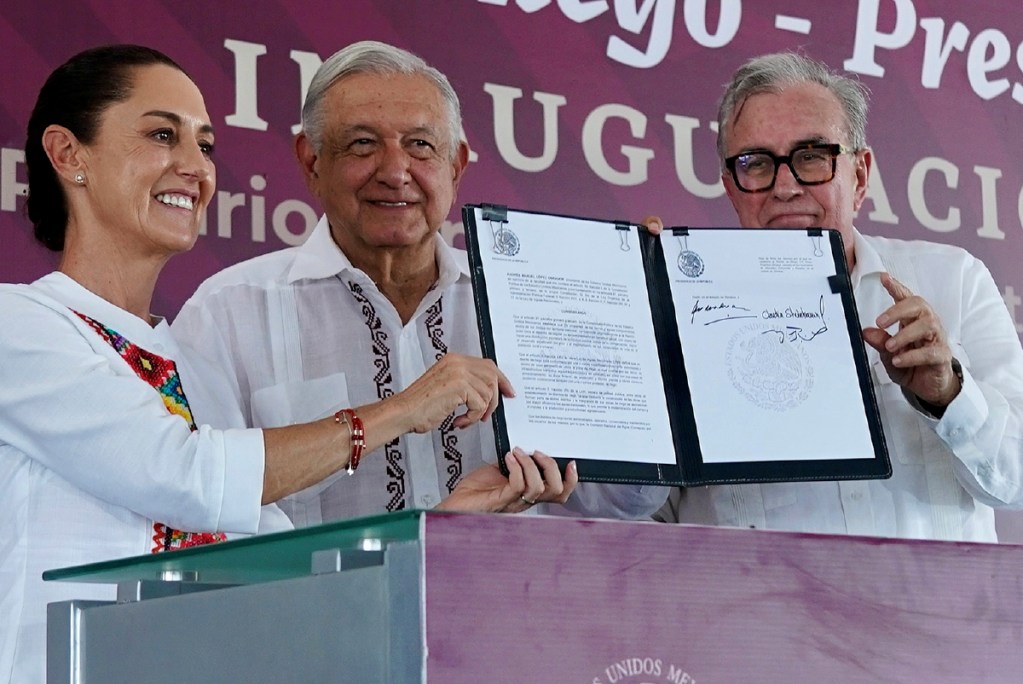 La presidenta electa Claudia Sheinbaum; el presidente Andrés Manuel López Obrador y el gobernador de Sinaloa Rubén Rocha Moya, en un acto protocolario que se realizó ayer domingo en El Rosario, Sinaloa
