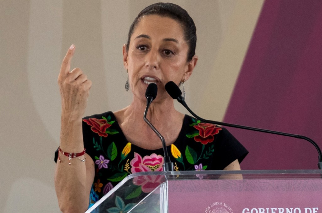 La presidenta electa, Claudia Sheinbaum, habla durante un acto político en Monterrey, donde ofreció respaldo a Nuevo León