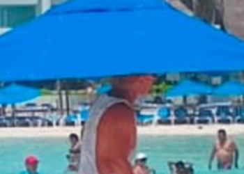 Denuncian Alquiler Ilegal de Sombrillas por Guardavidas en Playa Mía, Isla Mujeres