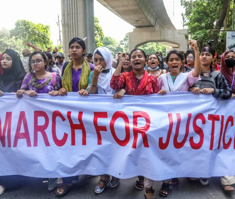 Una manifestante sostiene una cartulina que dice “¿Por qué mataste a mi hermano?”, durante la “Marcha por la Justicia” convocada por estudiantes en Bangladesh, que ha encabezado las protestas por la reforma de cuotas y para protestar contra los asesinatos, los ataques y las desapariciones