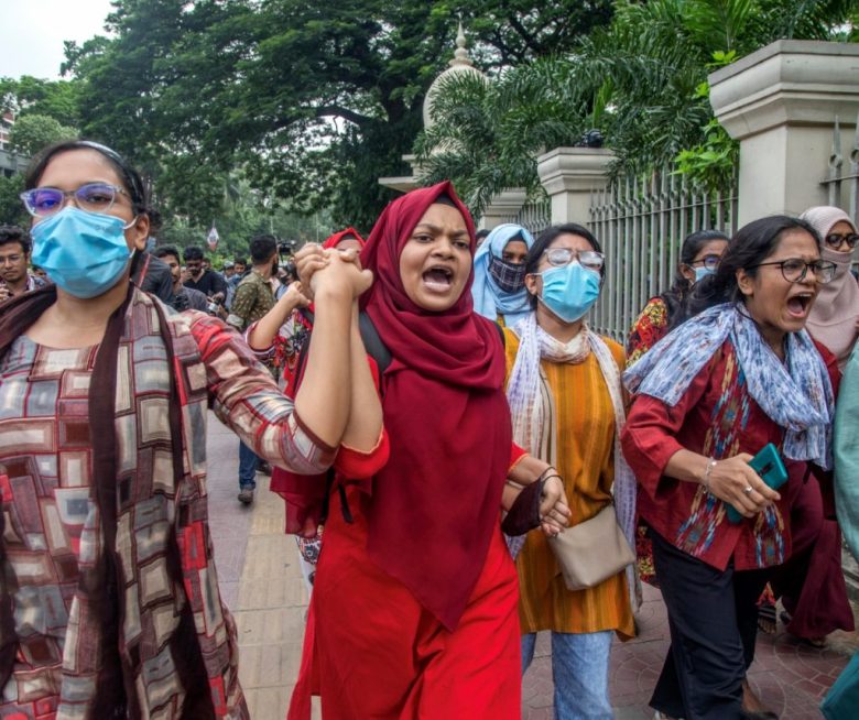 Dhaka (Bangladesh), 31/07/2024.- Protesters shout slogans as they take part in a 'March for Justice' in front of the Supreme Court area in Dhaka, Bangladesh, 31 July 2024. A nationwide 'March for Justice' was called on 31 July by the Students Against Discrimination group, which has led the quota reform protests, in courts, campuses and on the streets to protest against the 'killings, attacks, and enforced disappearances', and to demand an investigation by the United Nations into the violence that occurred during the student-led protests against the government's job quota system, according to the group's coordinator. (Protestas) EFE/EPA/MONIRUL ALAM