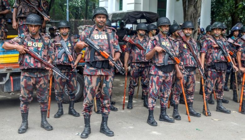 La Policía de Bangladesh se lleva detenido a un manifestante, ayer frente a la Corte Suprema en Daca. Los quejosos exigen una investigación de las Naciones Unidas sobre la violencia que ocurrió durante las protestas lideradas por estudiantes contra el sistema de cuotas de empleo del gobierno