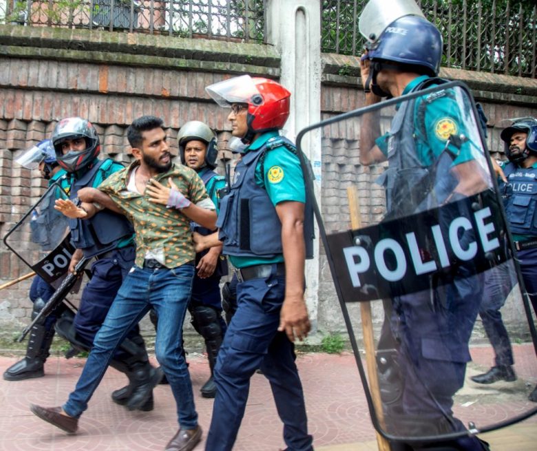 Dhaka (Bangladesh), 31/07/2024.- La policía de Bangladesh detiene a un manifestante durante una 'Marcha por la Justicia' frente al área de la Corte Suprema en Dhaka, Bangladesh, 31 de julio de 2024. Un llamado a una 'Marcha por la Justicia' a nivel nacional fue realizado el 31 de julio por el grupo Estudiantes Contra la Discriminación, que ha liderado las protestas por la reforma de cuotas, en tribunales, campus y en las calles para protestar contra los 'asesinatos, ataques y desapariciones forzadas', y para exigir una investigación de las Naciones Unidas sobre la violencia que ocurrió durante las protestas de estudiantes en contra del sistema de cuotas laborales del gobierno, según el coordinador del grupo. (Protestas) EFE/EPA/MONIRUL ALAM