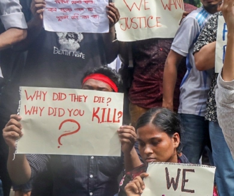 Arriba y a la izquierda, jóvenes que participaron en las protestas de ayer en Daca, Bangladesh, contra el sistema de cuotas del gobierno. Los manifestantes llevaban pancartas con sus demandas, como la liberación de los detenidos, la detención de los arrestos masivos y el reforzamiento del sistema judicial