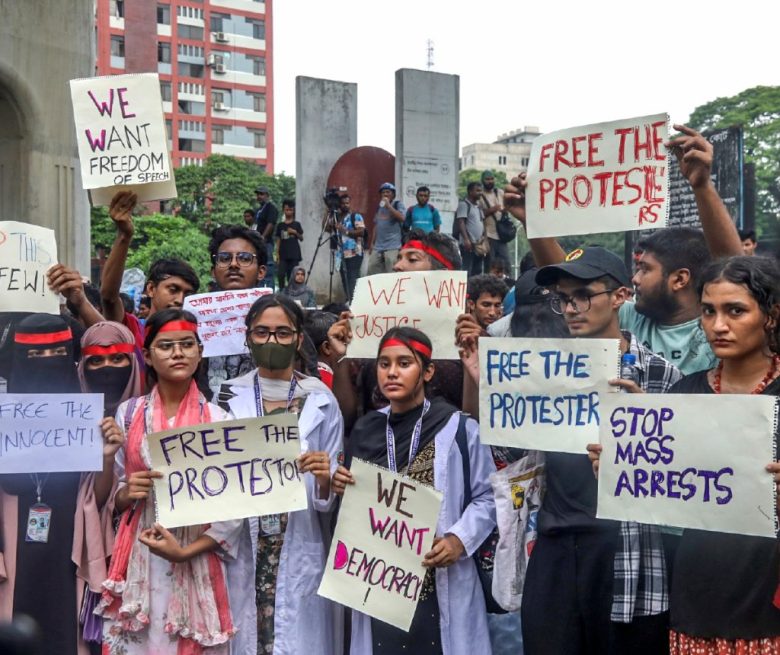 Dhaka (Bangladesh), 31/07/2024.- Los manifestantes sostienen carteles durante una 'Marcha por la Justicia' frente al área de la Corte Suprema en Dhaka, Bangladesh, 31 de julio de 2024. Un llamado a una 'Marcha por la Justicia' fue realizado el 31 de julio por el grupo Estudiantes Contra la Discriminación, que ha liderado las protestas por la reforma de cuotas, en tribunales, campus y calles para protestar contra los 'asesinatos, ataques y desapariciones forzadas', y para exigir una investigación de las Naciones Unidas sobre la violencia que ocurrió durante las protestas encabezadas por estudiantes contra el sistema de cuotas laborales del gobierno, según el coordinador del grupo. (Protestas) EFE/EPA/MONIRUL ALAM