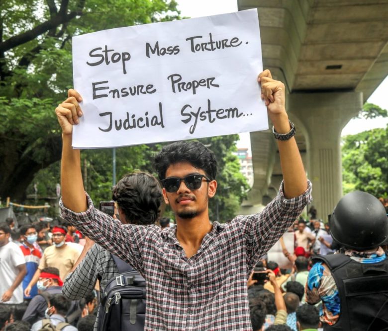 Dhaka (Bangladesh), 31/07/2024.- Un manifestante sostiene un cartel durante una 'Marcha por la Justicia' frente a la Corte Suprema en Dhaka, Bangladesh, 31 de julio de 2024. Un llamado a una 'Marcha por la Justicia' fue realizado el 31 de julio por el grupo Estudiantes Contra la Discriminación, que ha liderado las protestas por la reforma de cuotas, en tribunales, campus y calles para protestar contra los 'asesinatos, ataques y desapariciones forzadas', y para exigir una investigación de las Naciones Unidas sobre la violencia que ocurrió durante las protestas encabezadas por estudiantes contra el sistema de cuotas laborales del gobierno, según el coordinador del grupo. (Protestas) EFE/EPA/MONIRUL ALAM