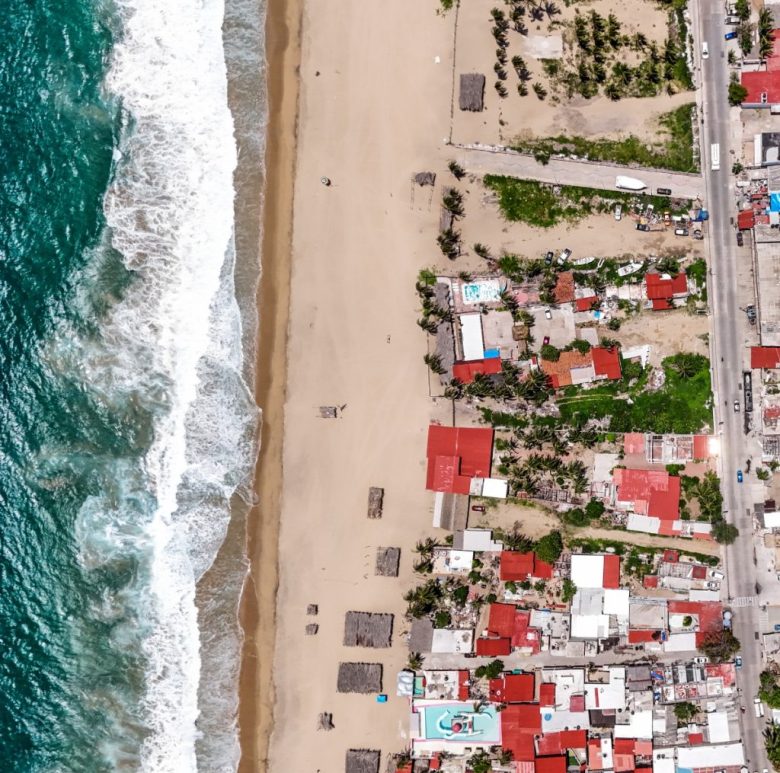 MEX5815. ACAPULCO (MÉXICO), 16/08/2024.- Fotografía del 12 de agosto de 2024 de la playa 'Pie de la Cuesta', en Acapulco (México). Los 'Barrios mágicos' son el nuevo programa del Gobierno de México para promover el turismo de ciudades como Acapulco, puerto del sur del país, con lo que sus habitantes también esperan que se resuelvan longevos problemas en infraestructura. EFE/David Guzmán