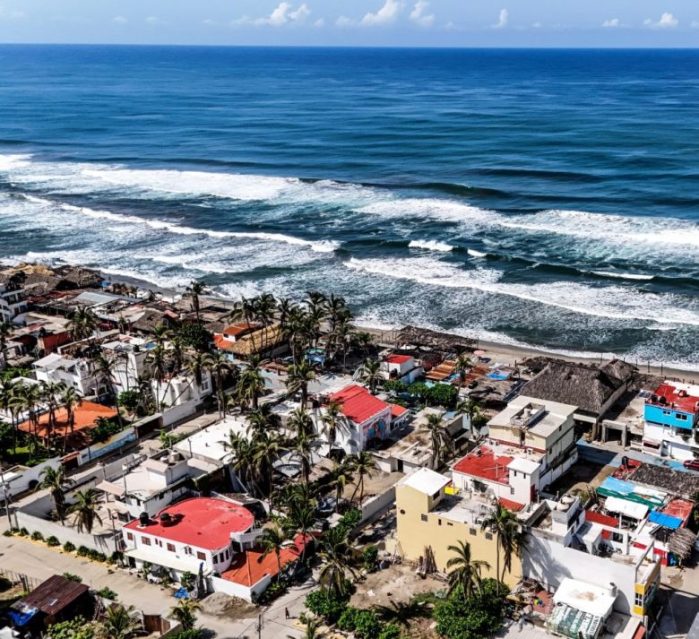 MEX5815. ACAPULCO (MÉXICO), 16/08/2024.- Fotografía del 12 de agosto de 2024 de la playa 'Pie de la Cuesta', en Acapulco (México). Los 'Barrios mágicos' son el nuevo programa del Gobierno de México para promover el turismo de ciudades como Acapulco, puerto del sur del país, con lo que sus habitantes también esperan que se resuelvan longevos problemas en infraestructura. EFE/David Guzmán