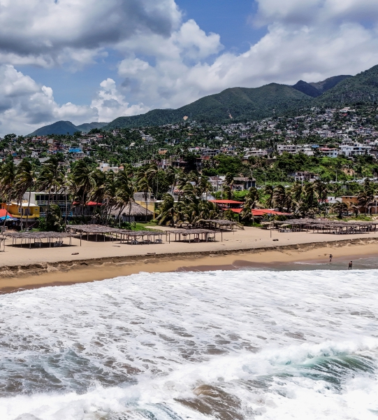 Fotografía de la playa “Pie de la Cuesta”, en Acapulco, Guerrero. A la izquierda, una vista aérea de la misma playa, que fue inscrita dentro del programa “Barrios mágicos”, cuyo objetivo es atraer al turismo y lograr la recuperación del puerto