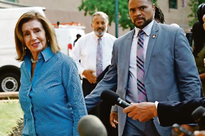 Nancy Pelosi, candidata por California y presidenta emérita de la Cámara de Representantes, llega a la sede nacional demócrata en Washington