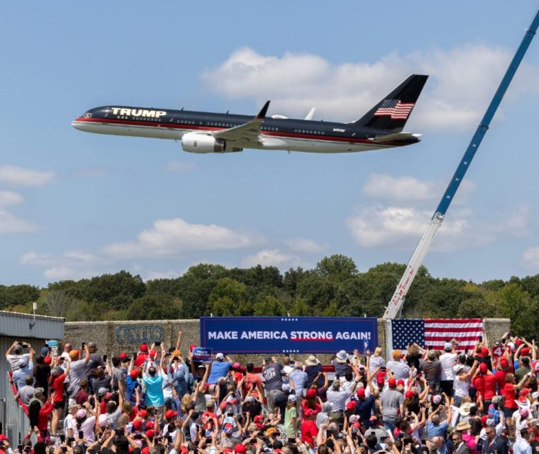 El expresidente Donald Trump invita al servicio de seguridad a subir al escenario antes de empezar su discurso en el evento, en Carolina del Norte
