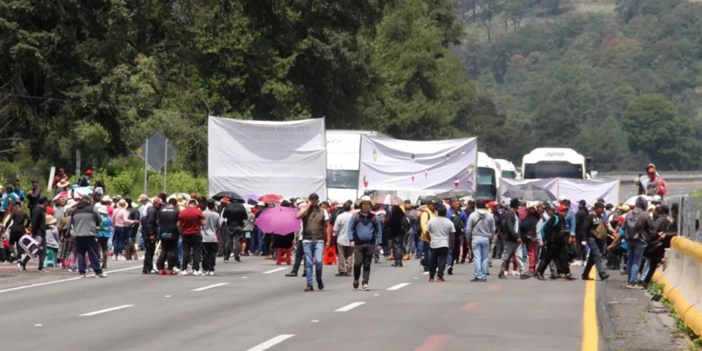 Pérdidas millonarias y decenas de conductores y transportistas varados, el saldo de más de 50 horas del bloqueo en la autopista México-Puebla