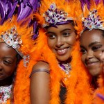 Integrantes de la comparsa de “Urban Troup” participan en el Carnaval de Notting Hill en Londres, el festejo a Momo más grande de Europa y una celebración comunitaria de la historia y la cultura caribeñas