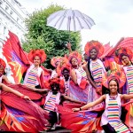 Cientos de personas se dan cita en el arranque oficial del carnaval de Notting Hill, en el oeste de Londres, que tuvo su primera jornada el domingo y donde la gente desfiló al ritmo de música caribeña