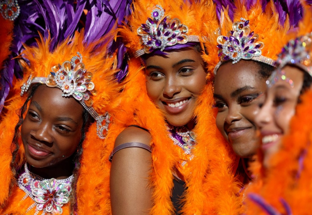 Integrantes de la comparsa de “Urban Troup” participan en el Carnaval de Notting Hill en Londres, el festejo a Momo más grande de Europa y una celebración comunitaria de la historia y la cultura caribeñas