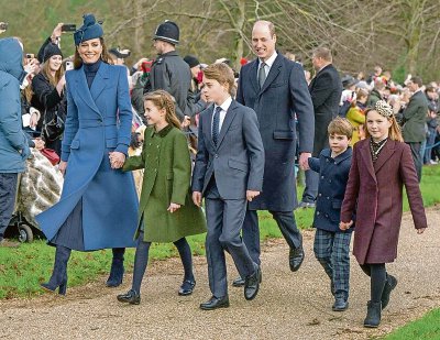 Los príncipes Catalina y Guillermo con sus hijos y Mia Tindall, bisnieta de la reina Isabel, en la Navidad pasada