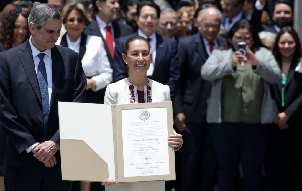 Claudia Sheinbaum reivindicó su llegada a la Presidencia como la primera mujer en el cargo después de 200 años de república, con un mensaje en el que se le quebró la voz cuando mencionó a su madre